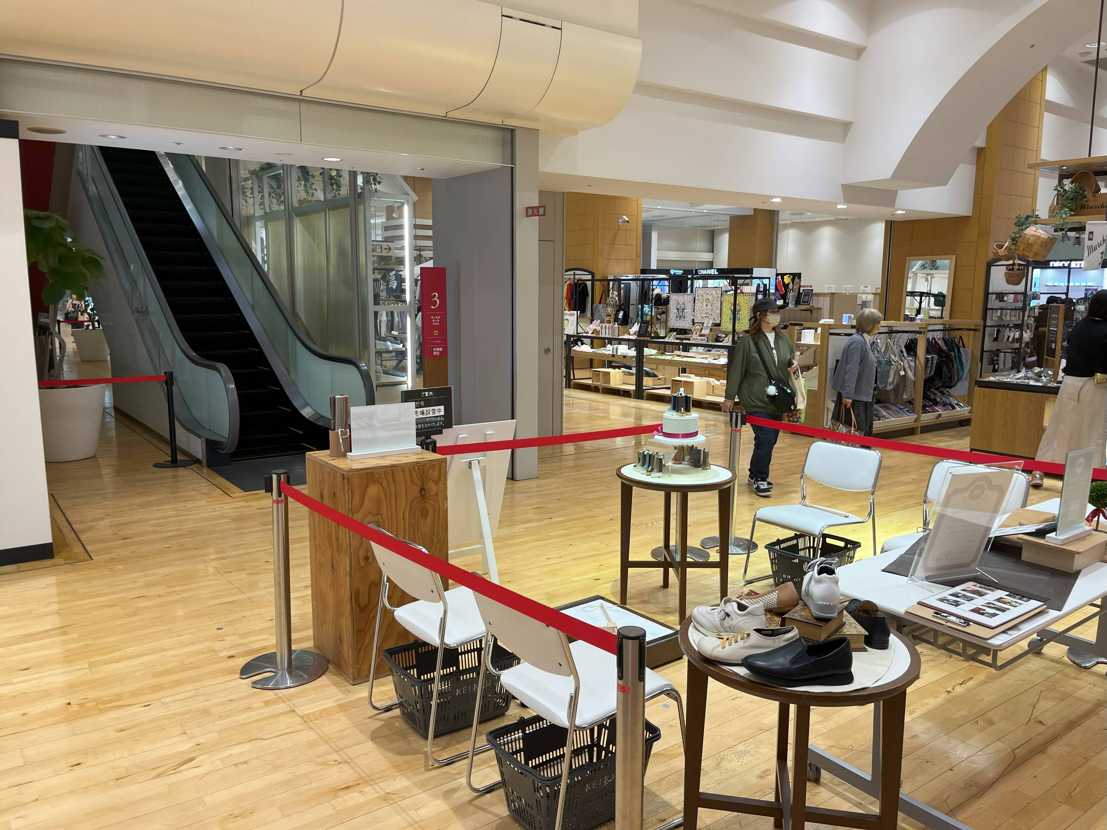 京急百貨店3階赤色のエスカレーター前