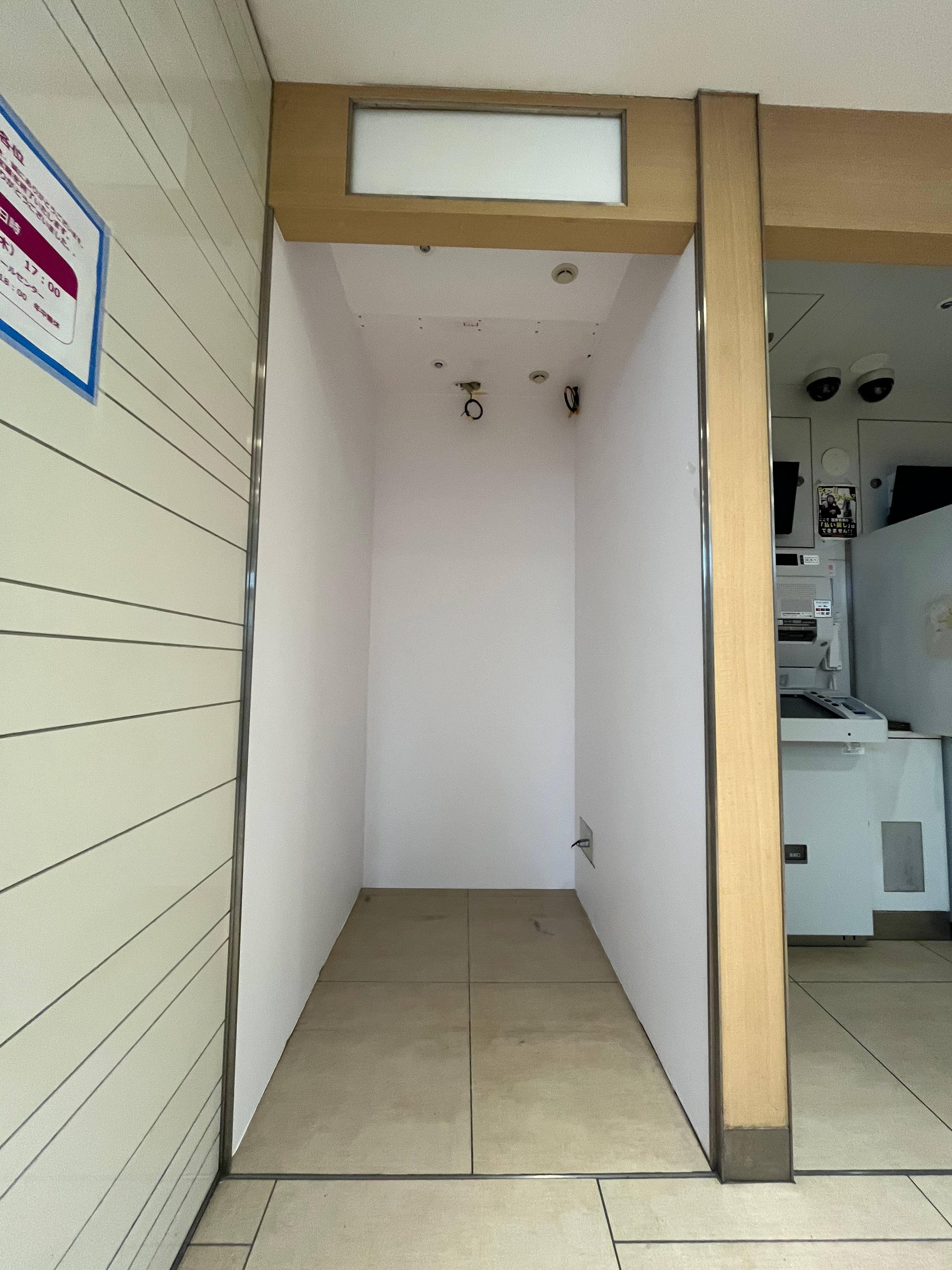京急百貨店1階「ローソン」前(ATM跡地)